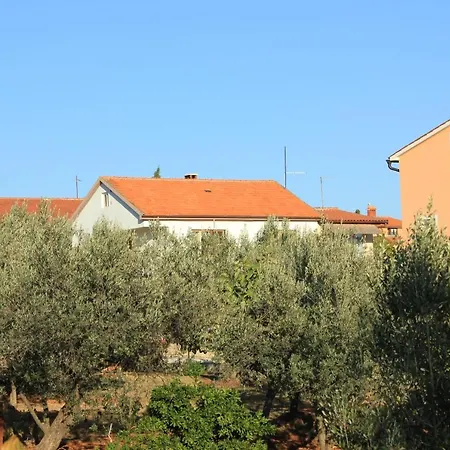 Apartment With A Parking Space - 7230 Fazana