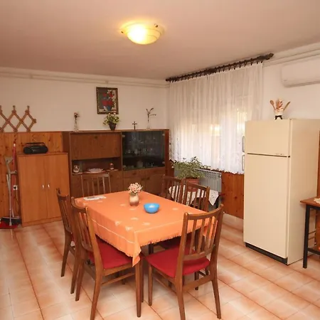 Apartment With A Parking Space - 7230 Fazana