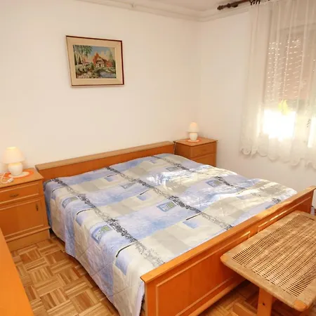 Apartment With A Parking Space - 7230 Fazana