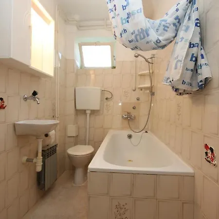 Apartment With A Parking Space - 7230 Fazana