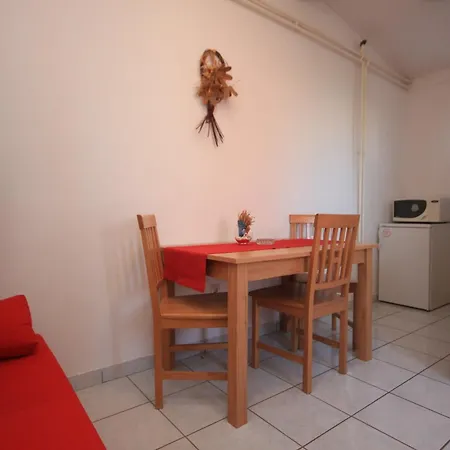 Apartment With A Parking Space - 7230 Fazana